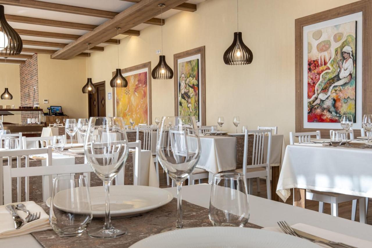 Fiald Hotel & Spa Bacau Bagian luar foto